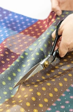 実際に使用する布を裁断してネクタイのサンプルを作成